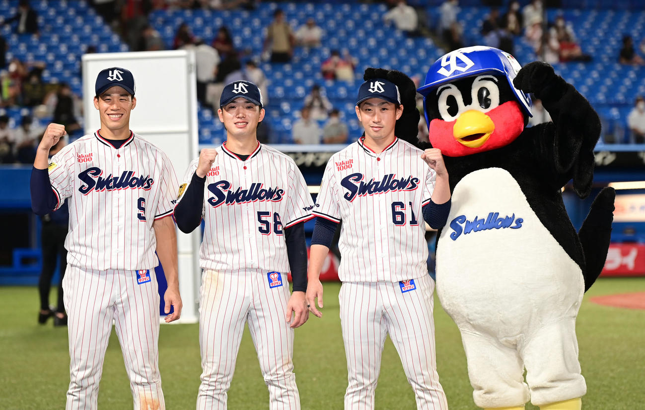 ヤクルト対広島　ヒーローインタビューを終え笑顔を見せるヤクルトの、左から塩見、長岡、久保（撮影・小沢裕）