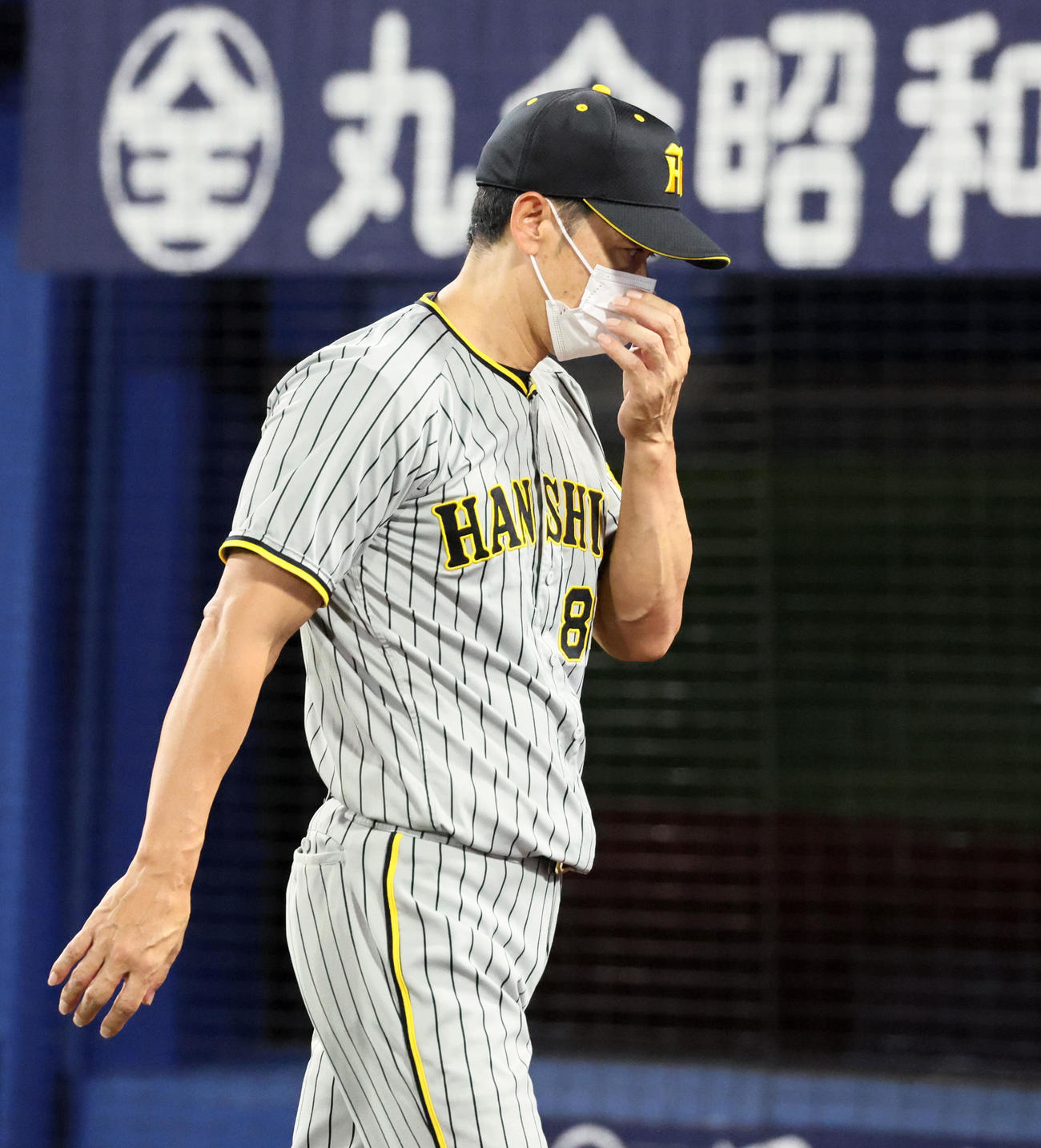 DeNA対阪神　5回裏、投手交代を告げた矢野監督（撮影・加藤哉）