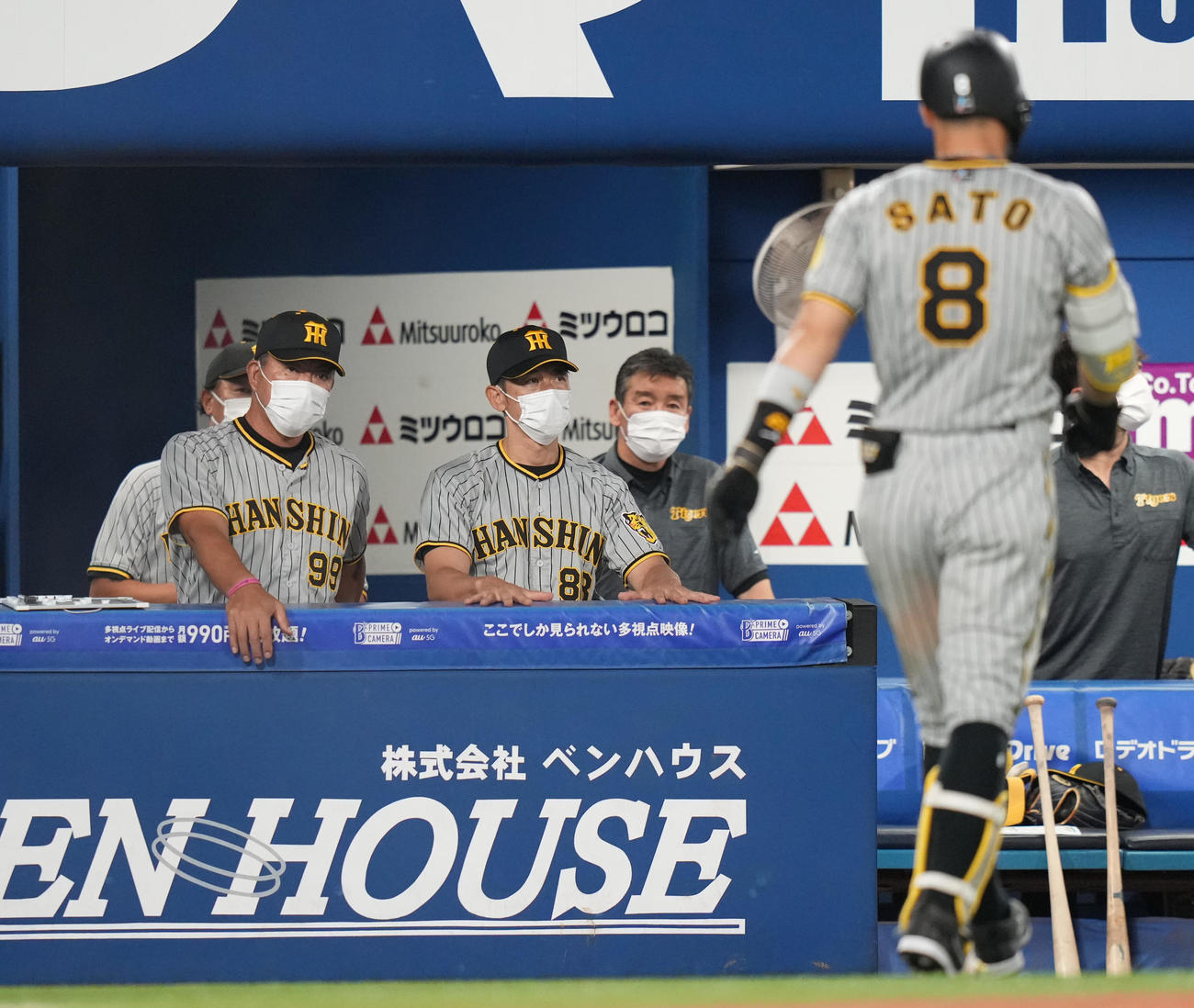 9回表阪神無死、二ゴロに倒れベンチへ戻る佐藤輝（右）と浮かない表情の矢野監督（中央）（撮影・鈴木みどり）