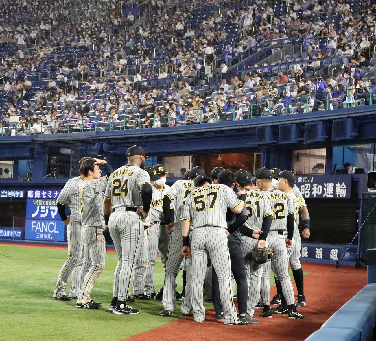 DeNA対阪神　4回表を前に円陣を組む阪神ナイン（撮影・加藤哉）