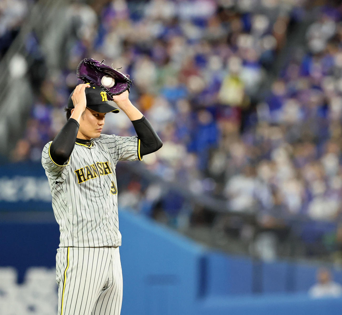 DeNA対阪神　5回裏DeNA1死満塁、藤浪は打者佐野を迎え帽子を深く被り直す（撮影・加藤哉）