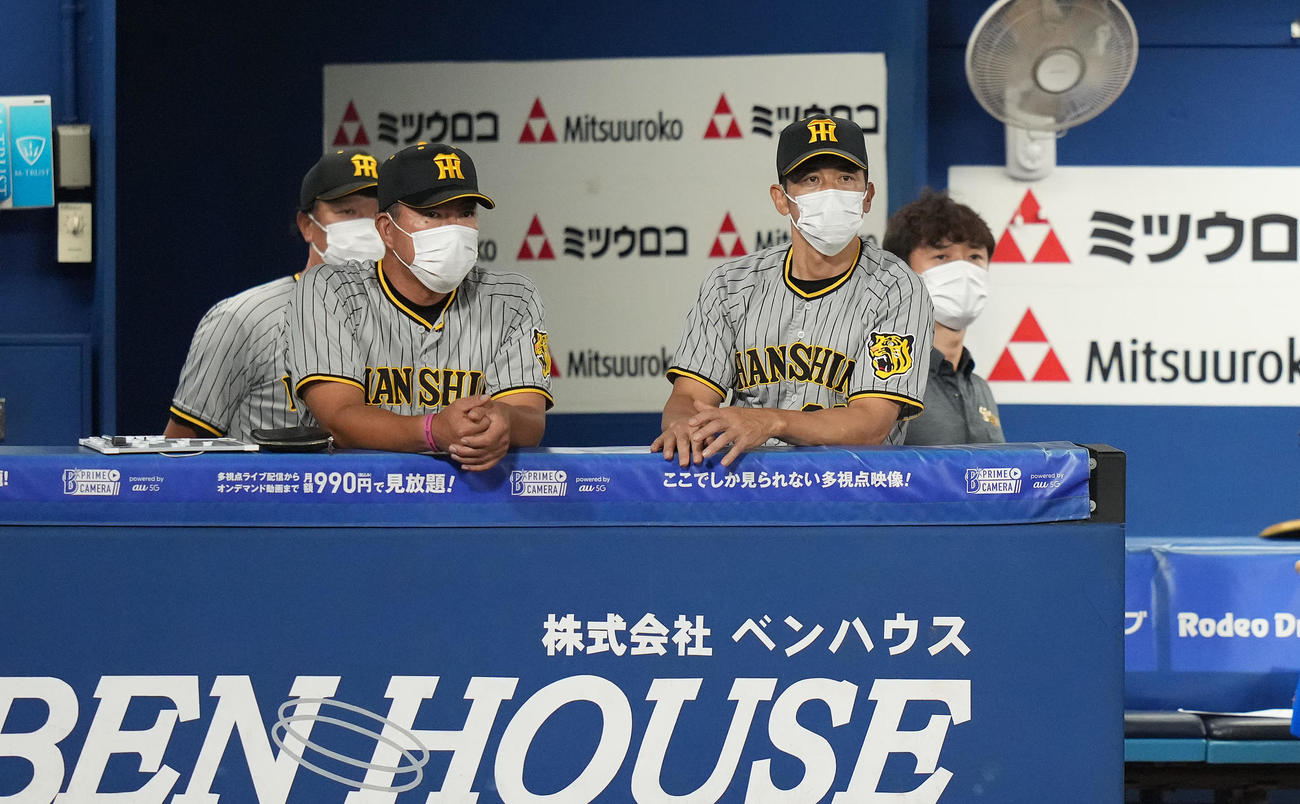 DeNA対阪神　DeNAに敗れぼうぜんとする阪神矢野監督（右から2人目）（撮影・鈴木みどり）
