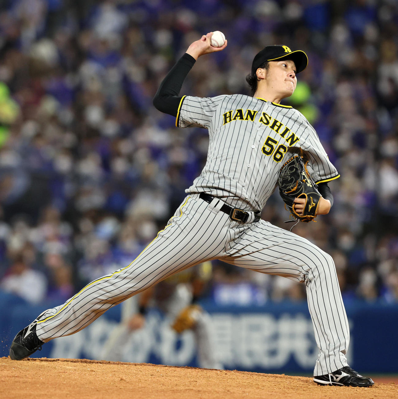 DeNA対阪神　8回裏、阪神5番手で登板する小林（撮影・加藤哉）