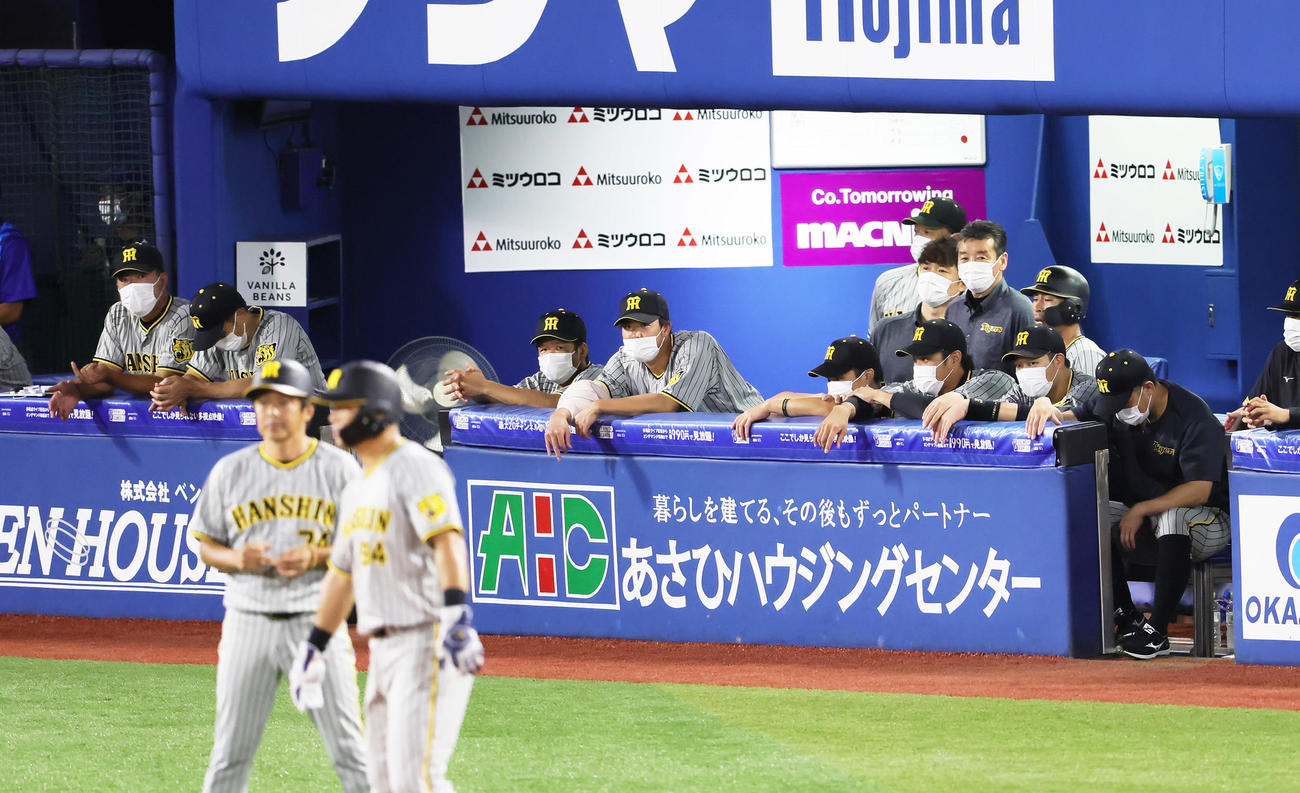 DeNA対阪神　9回表、リードを許しうつむく阪神矢野監督（左から2人目）（撮影・足立雅史）