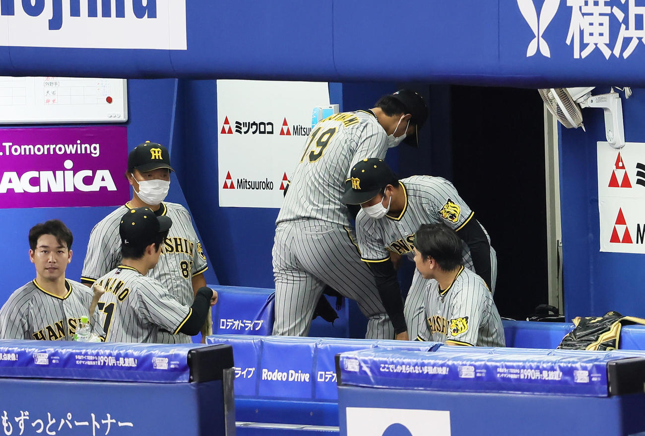 DeNA対阪神　敗れ、球場を後にする阪神藤浪（中央）（撮影・足立雅史）