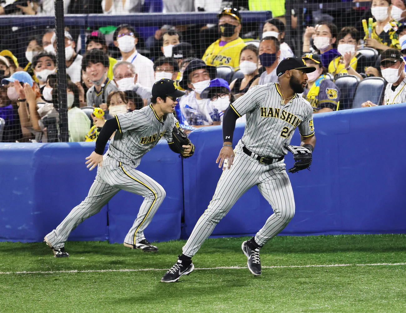 DeNA対阪神　5回裏DeNA1死満塁、佐野の打球を捕球できず2点適時打を許す遊撃手中野（左）と左翼手ロハス・ジュニア（撮影・足立雅史）
