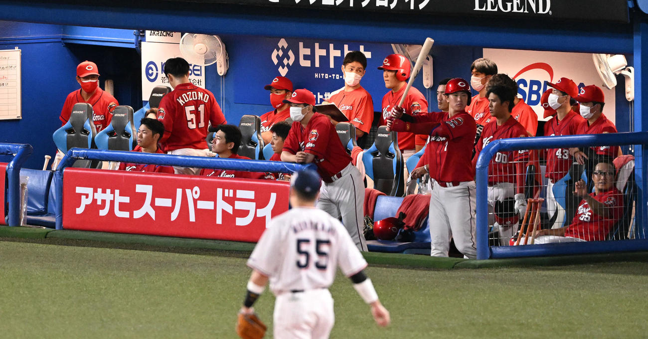 ヤクルト対広島　9回、ベンチから戦況を見つめる広島の選手たち（撮影・滝沢徹郎）