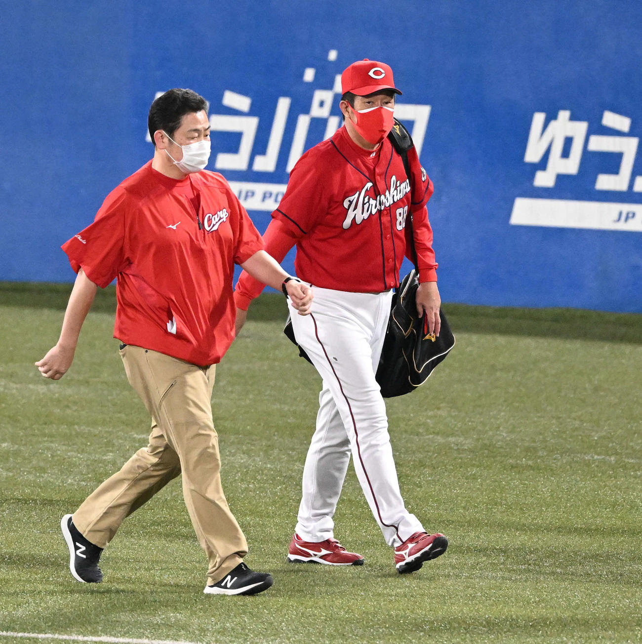 ヤクルト対広島　試合に敗れ引き揚げる広島佐々岡監督（右）（撮影・滝沢徹郎）