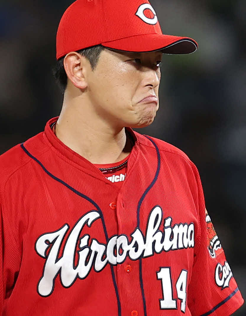 ヤクルト対広島　6回裏ヤクルト2死一塁、長岡に右越え2点本塁打を浴びて険しい表情の大瀬良（撮影・井上学）