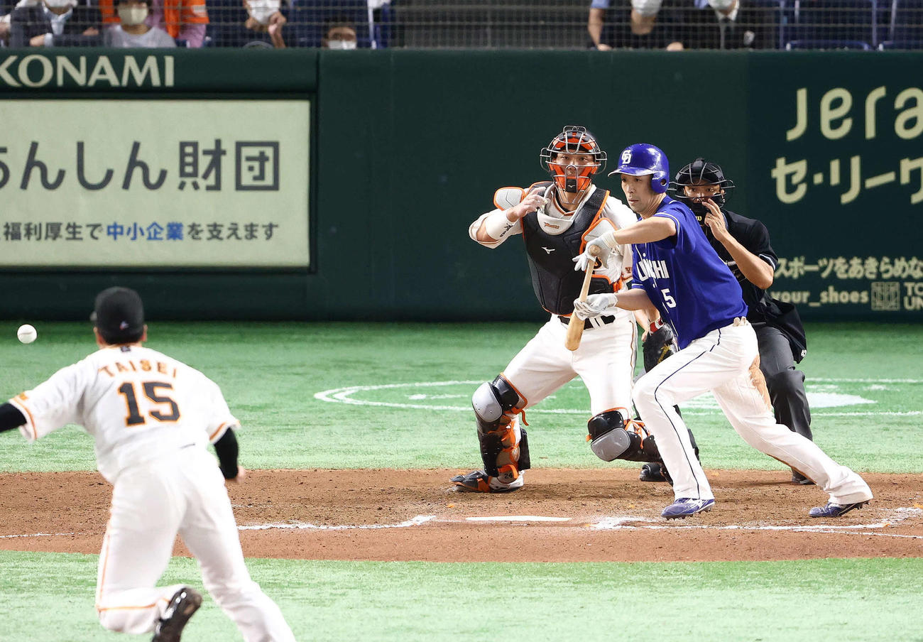 10回表中日無死一、三塁、決勝のスクイズを決める阿部。投手大勢（撮影・河田真司）