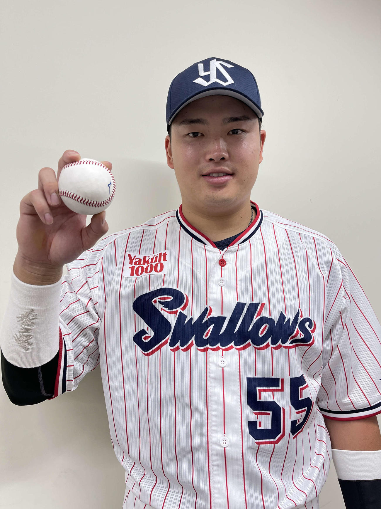 53号ソロの本塁打ボールを手に笑顔のヤクルト村上（球団提供）