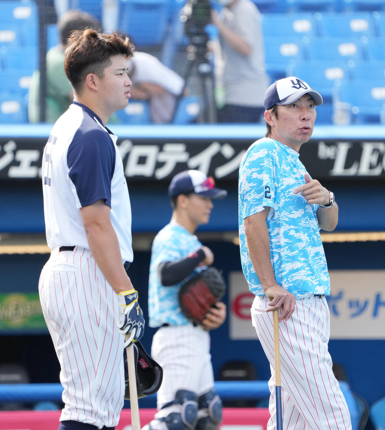 ヤクルト対広島　試合前の練習で高津監督（右）に声を掛けられるヤクルト村上（撮影・小沢裕）