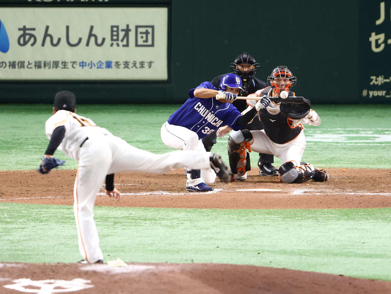 巨人対中日　10回表中日無死一塁、犠打を放つ三好。投手大勢（撮影・河田真司）