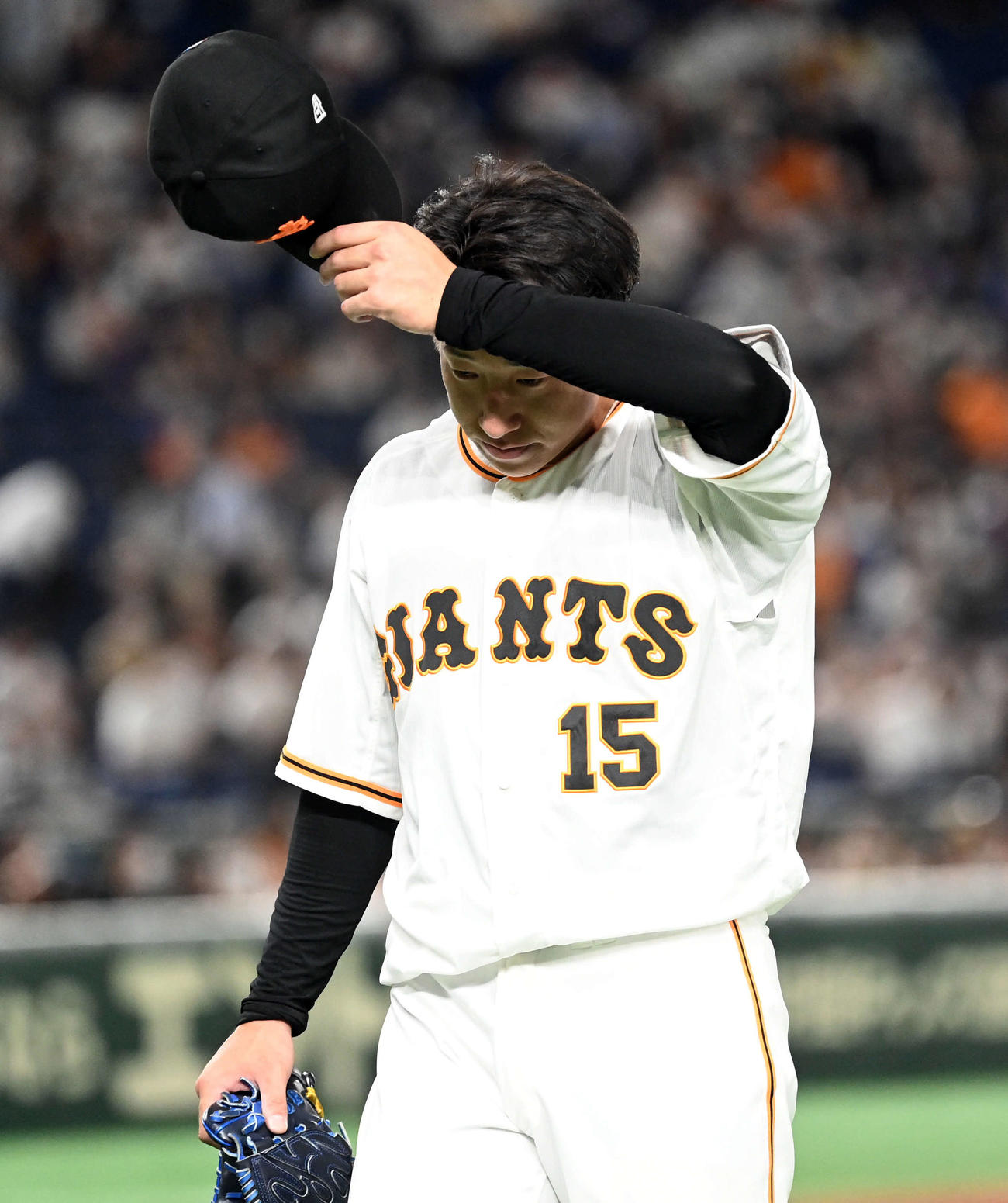 巨人対中日　10回表、2失点でマウンドを降りる巨人大勢（撮影・たえ見朱実）