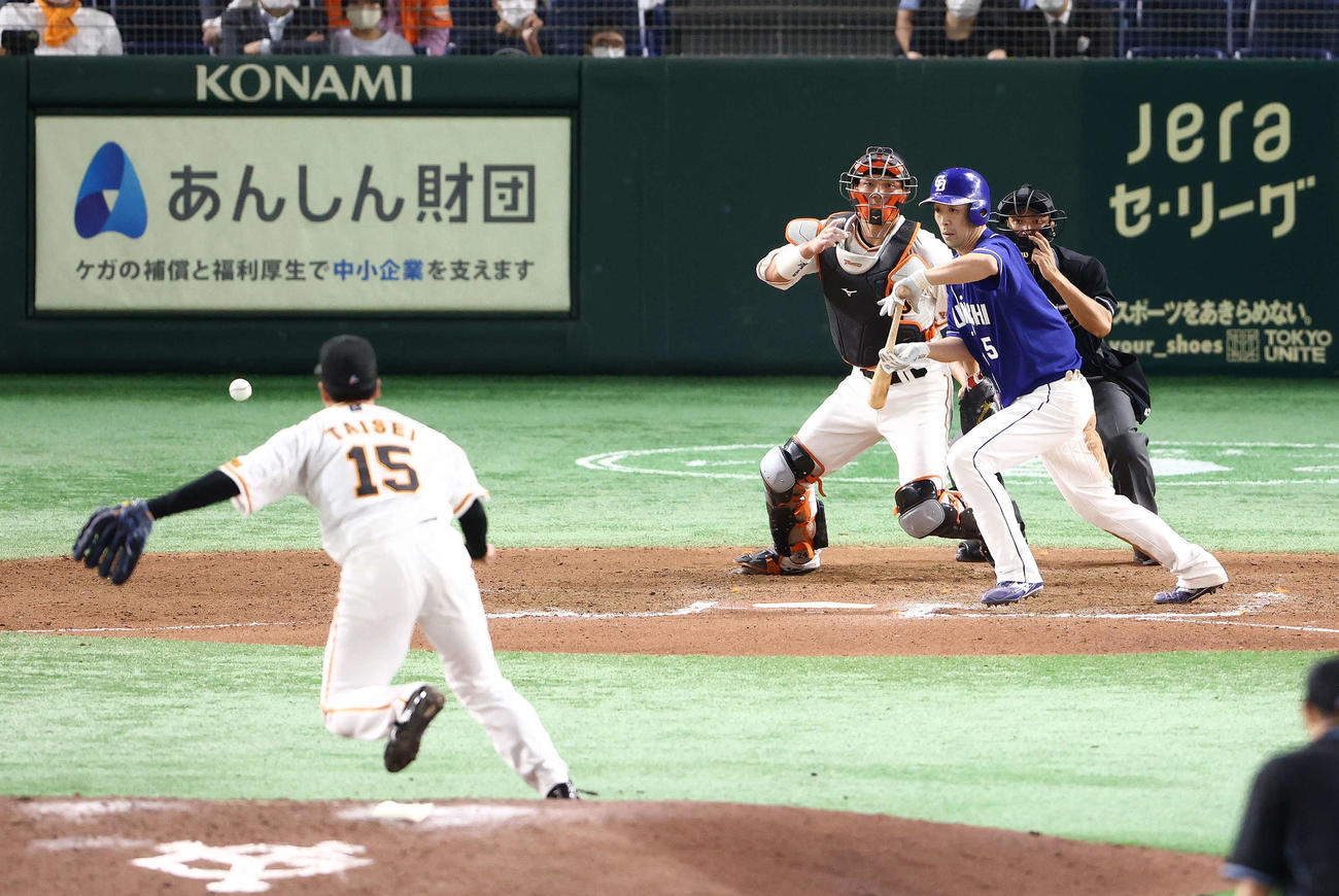 巨人対中日　10回表中日無死一、三塁、決勝のスクイズを決める阿部。投手大勢（撮影・河田真司）