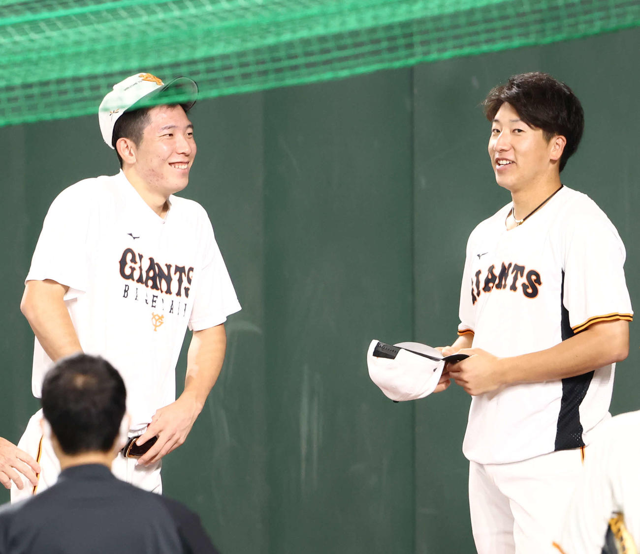 巨人対中日　試合前、笑顔を見せる巨人戸郷（左）と大勢（撮影・河田真司）