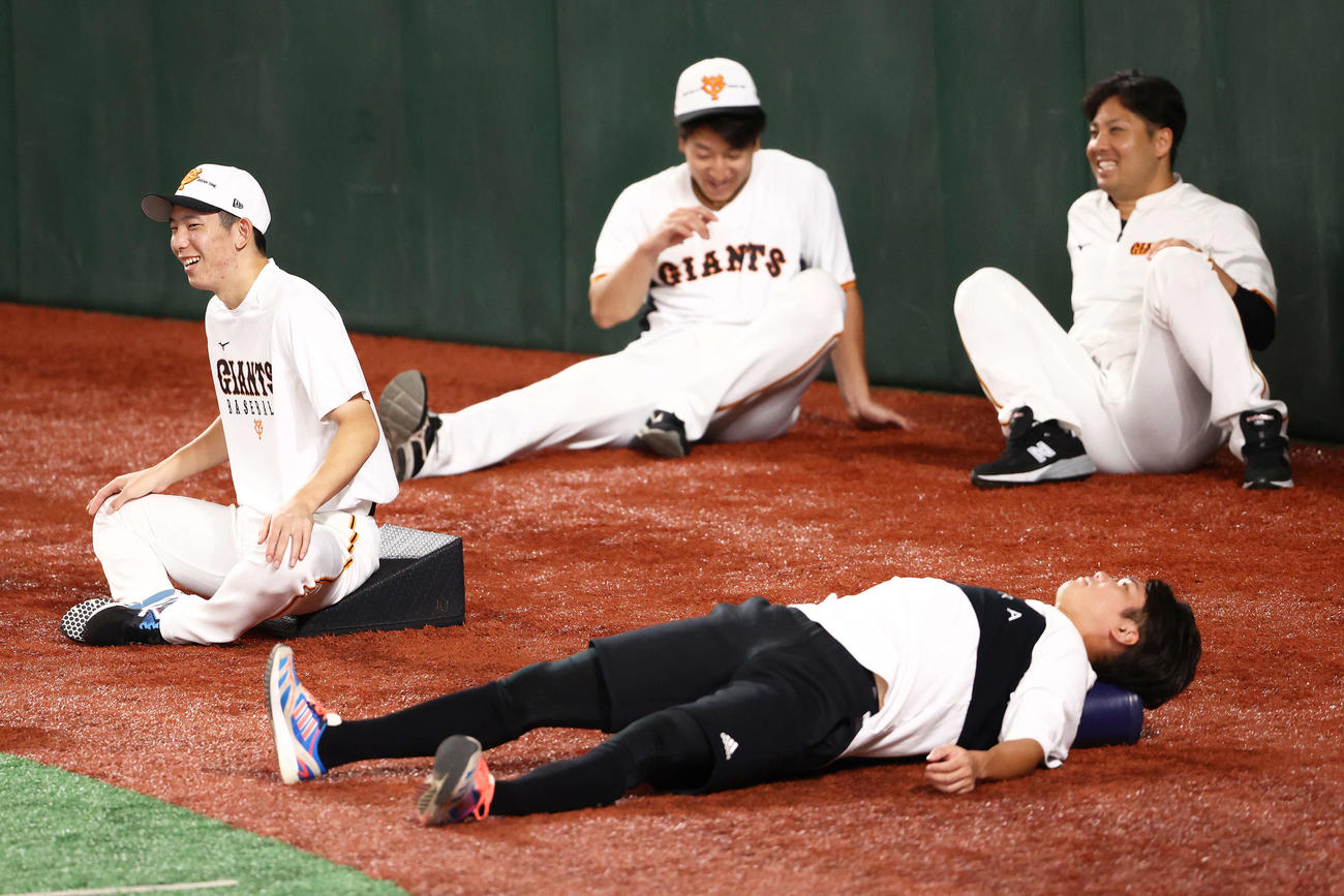 巨人対中日　試合前、ウオーミングアップする巨人戸郷（手前左）と坂本。後方左から大勢、今村（撮影・河田真司）
