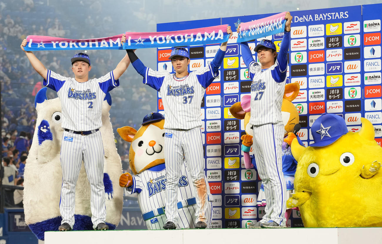 DeNA対阪神　阪神に勝利し、お立ち台でタオルを掲げる左からDeNA牧、楠本、上茶谷（撮影・鈴木みどり）