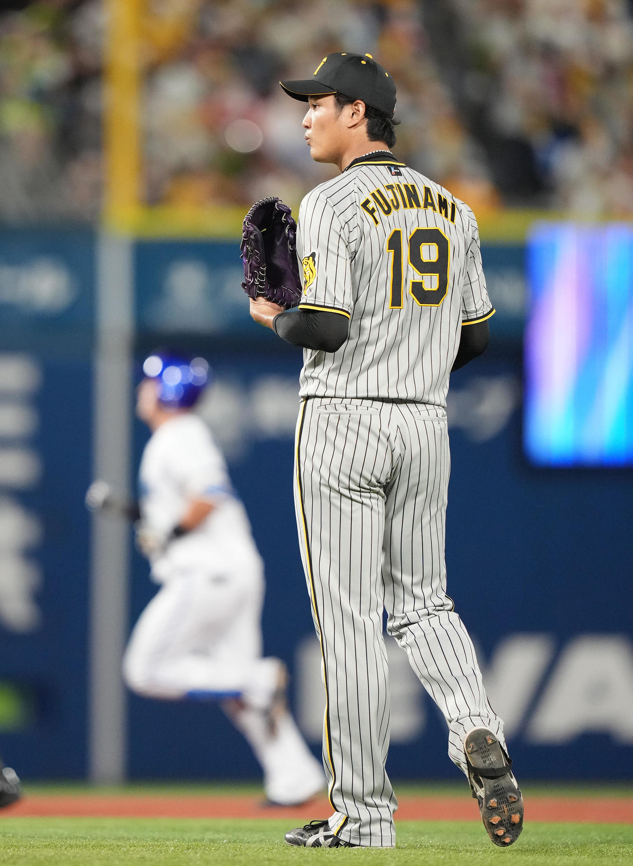 DeNA対阪神　4回裏DeNA2死、牧に左中間へのソロ本塁打を浴びる藤浪（撮影・鈴木みどり）