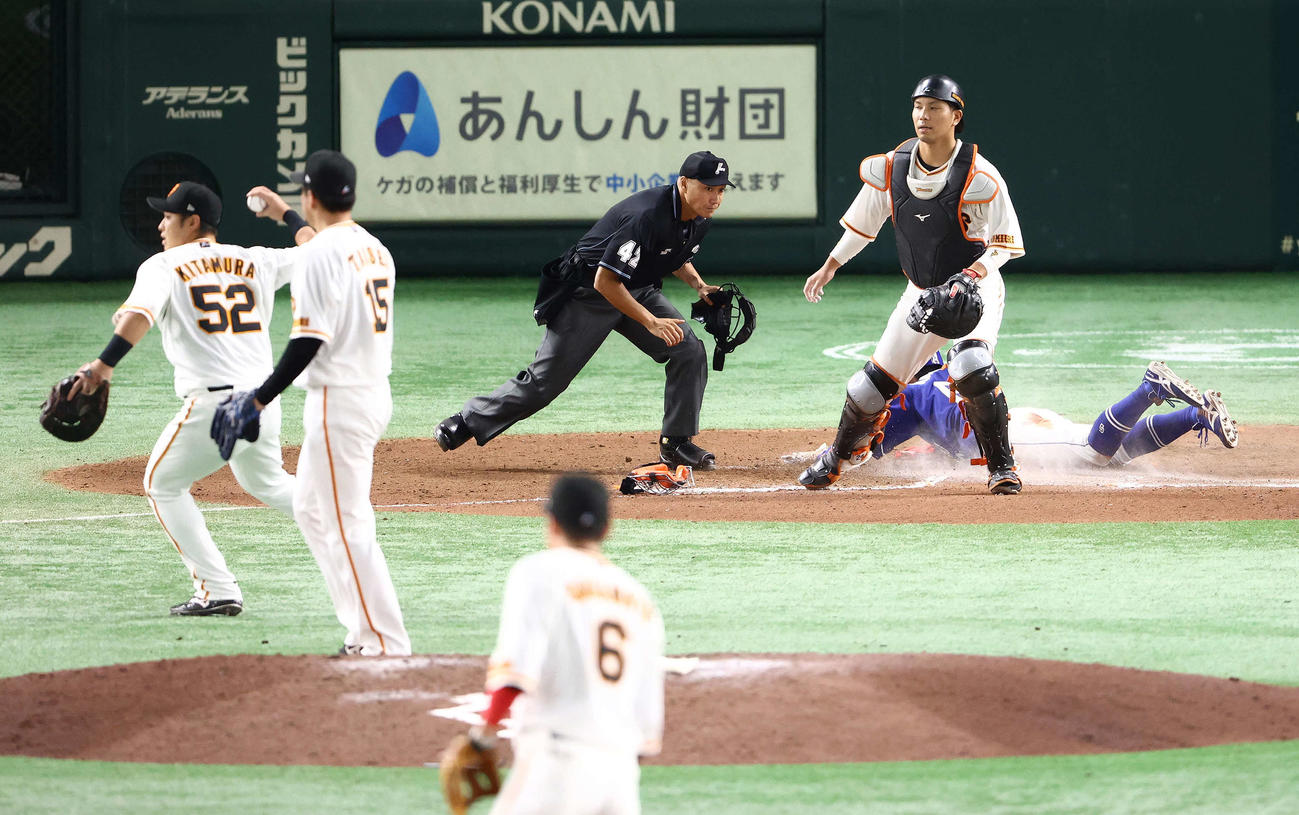 巨人対中日　10回表中日無死一、三塁、阿部の一犠打で生還する岡林（奥）（撮影・河田真司）