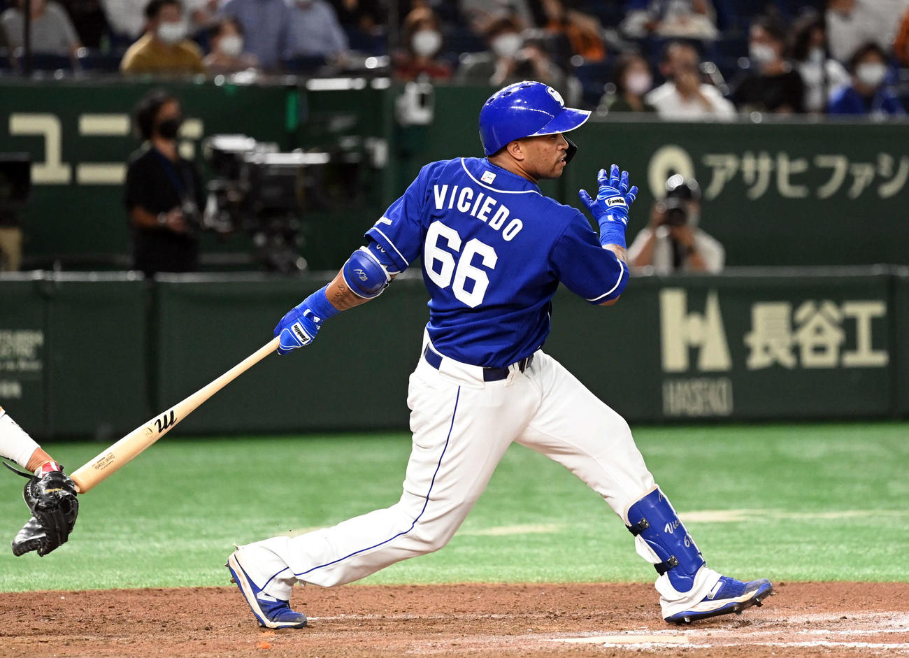 巨人対中日　10回表中日1死三塁、右前に適時打を放つビシエド（撮影・たえ見朱実）