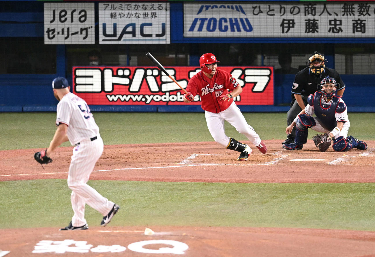 ヤクルト対広島　3回表広島無死一、三塁、松山は左前適時打を放つ。投手サイスニード（撮影・滝沢徹郎）