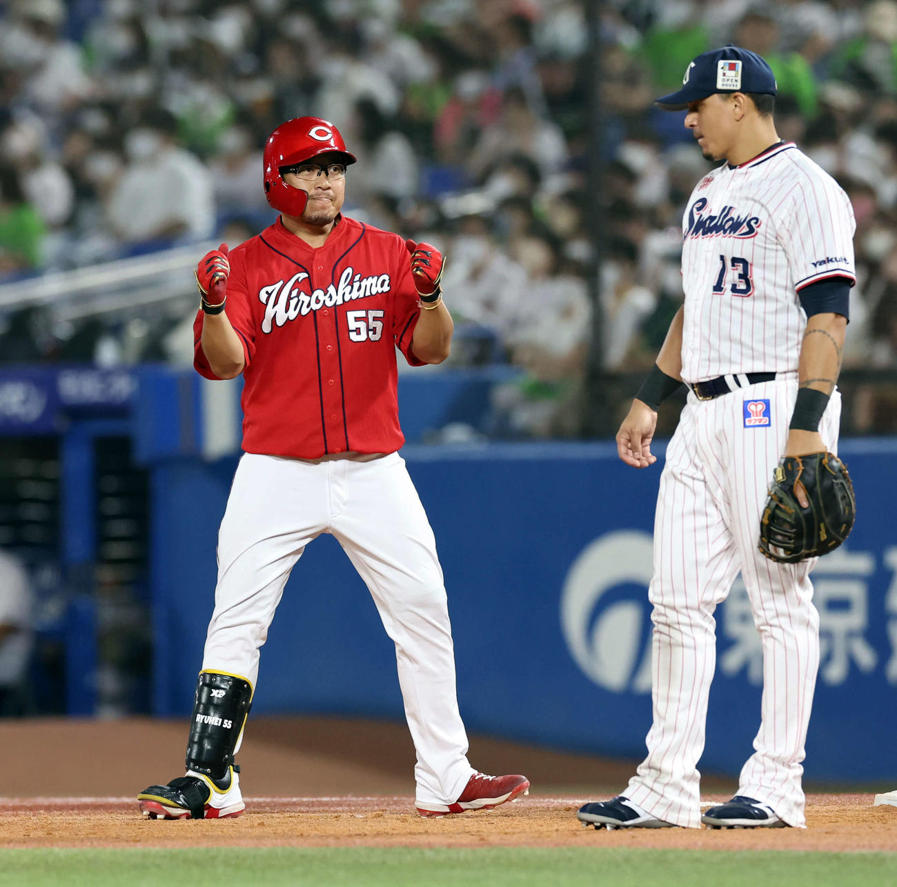 ヤクルト対広島　3回表広島無死一、三塁、松山は左適時打を放ちガッツポーズ（撮影・浅見桂子）