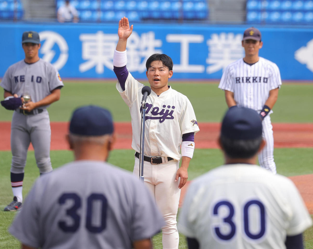 開会式で選手宣誓を行う明大・村松主将（撮影・野上伸悟）