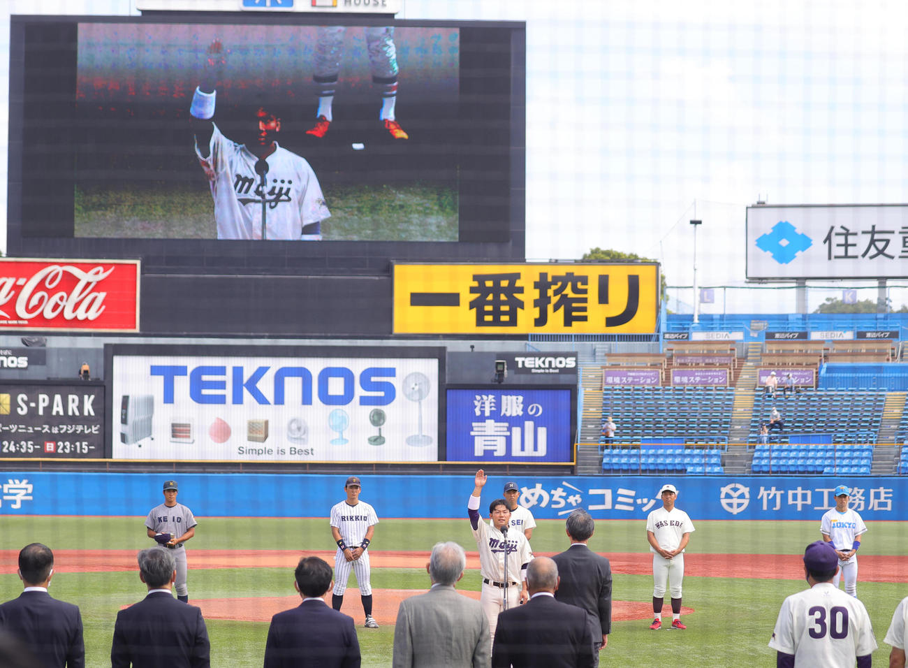 開会式で選手宣誓を行う明大・村松主将（撮影・野上伸悟）