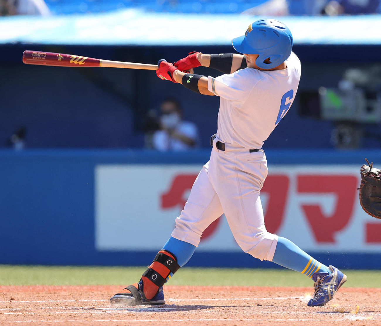 明大対東大　3回裏東大2死二塁、右適時二塁打を放つ阿久津（撮影・野上伸悟）