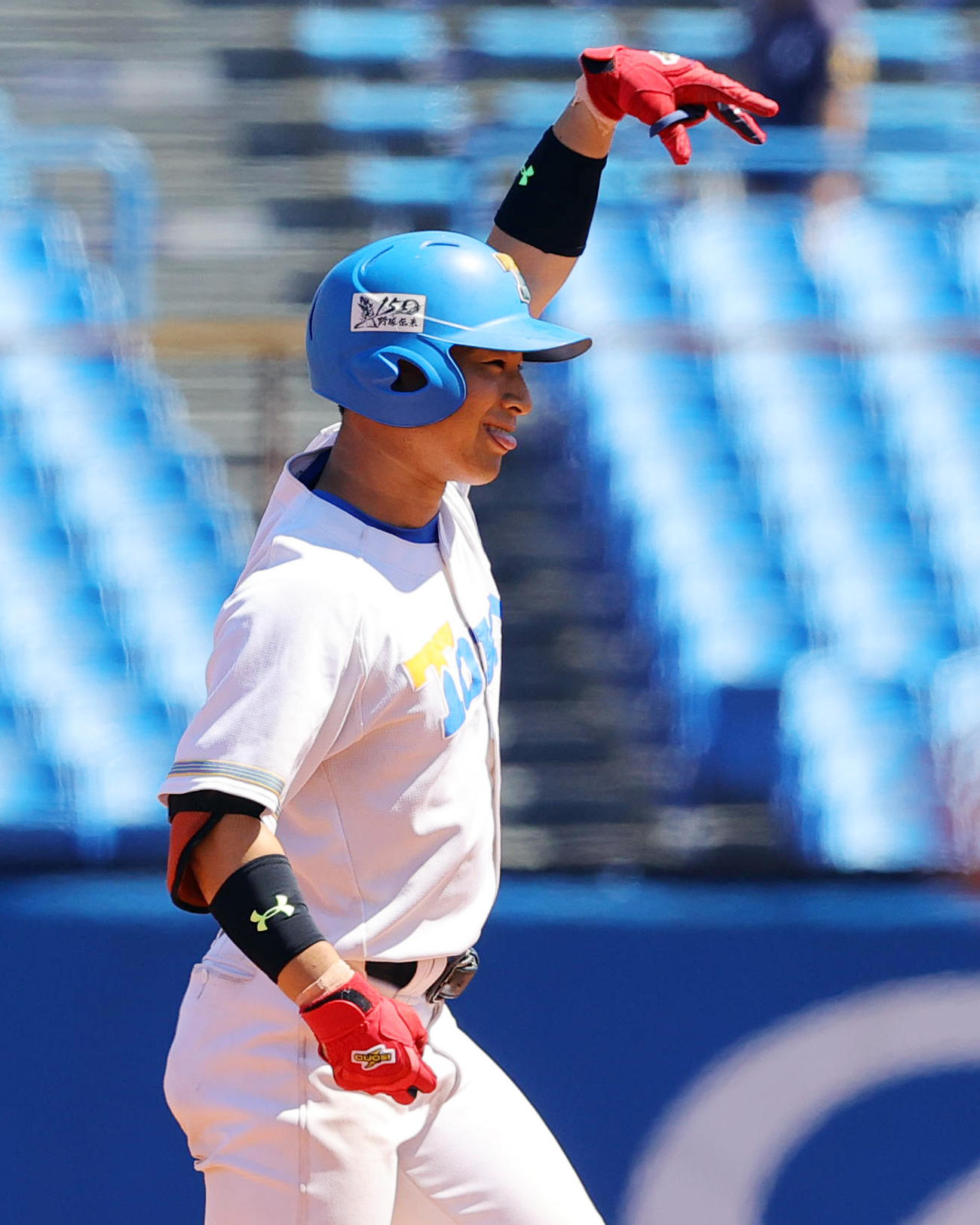 明大対東大　3回裏東大2死二塁、右適時二塁打を放ち喜ぶ阿久津（撮影・野上伸悟）