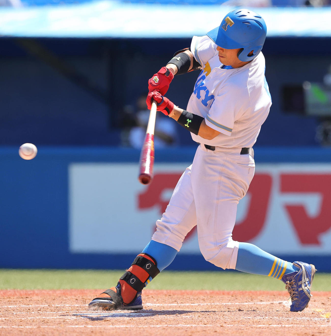 明大対東大　3回裏東大2死二塁、右適時二塁打を放つ阿久津（撮影・野上伸悟）