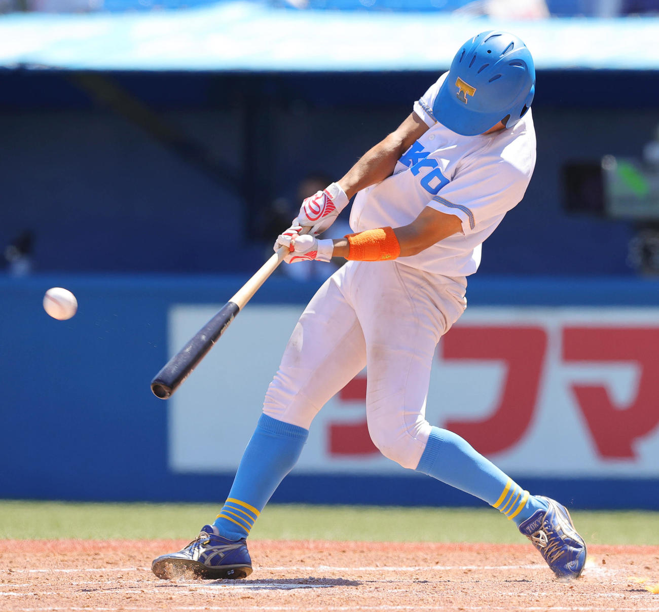 明大対東大　3回裏東大2死二塁、右適時二塁打を放つ中井（撮影・野上伸悟）