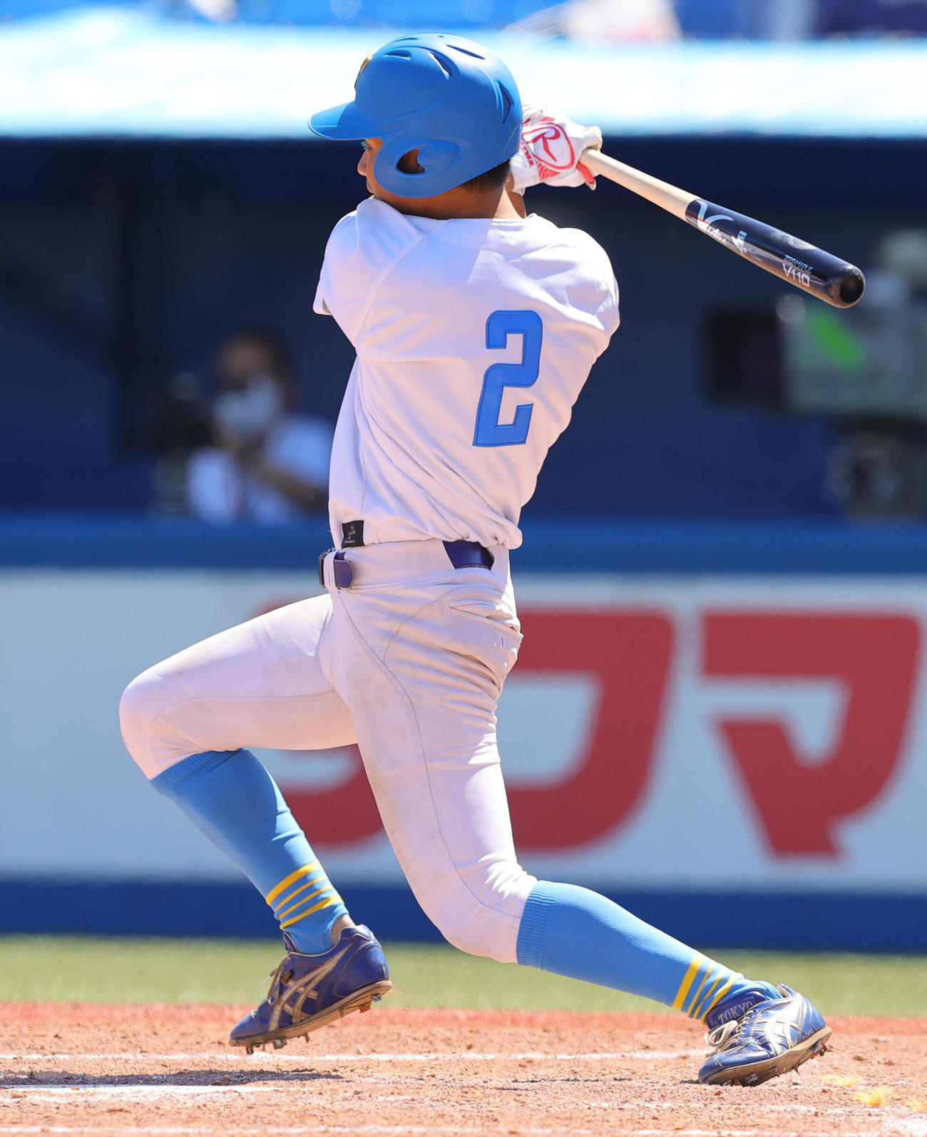 明大対東大　3回裏東大2死二塁、右適時二塁打を放つ中井（撮影・野上伸悟）