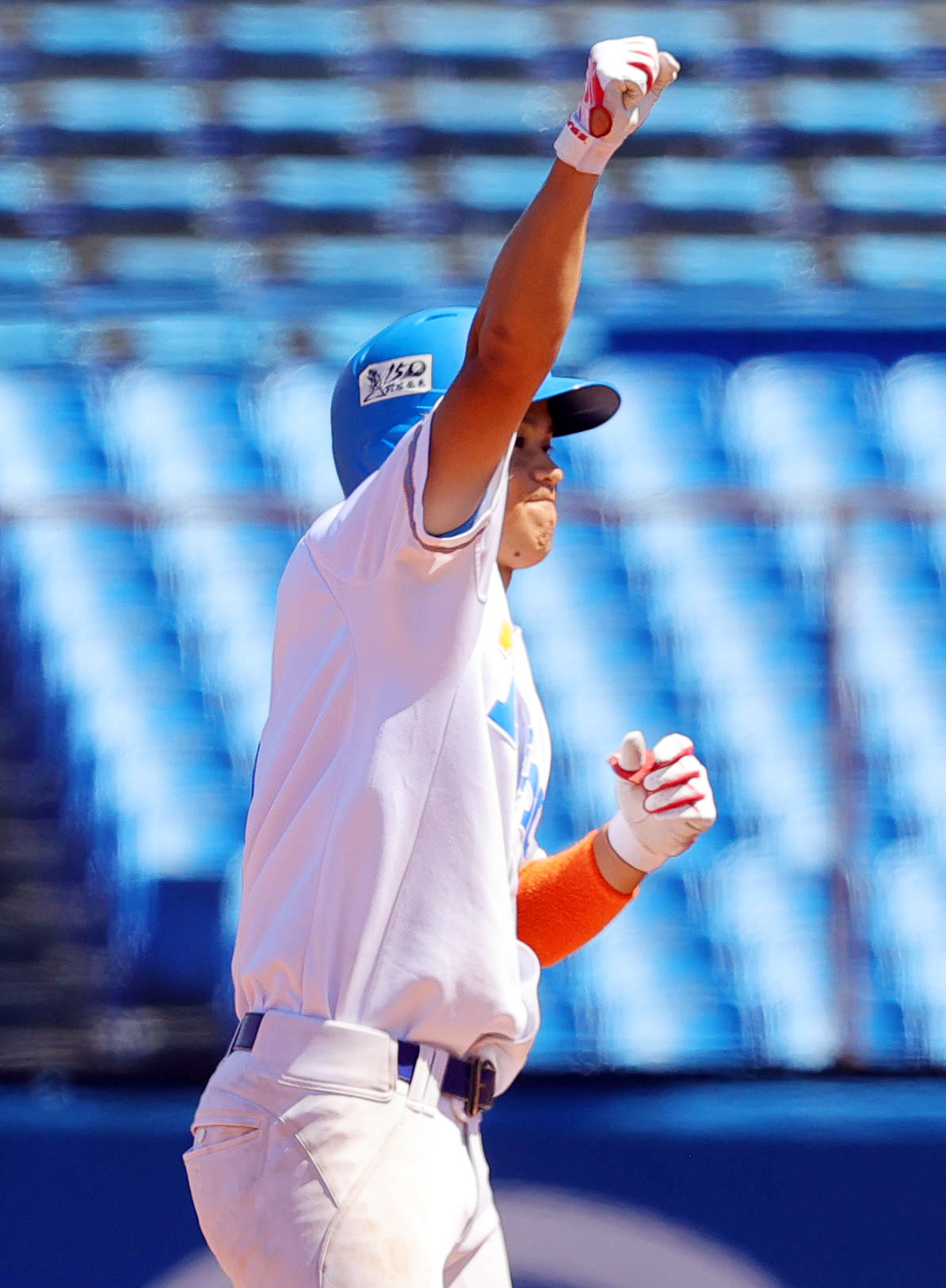 明大対東大　3回裏東大2死二塁、右適時二塁打を放ち喜ぶ中井（撮影・野上伸悟）