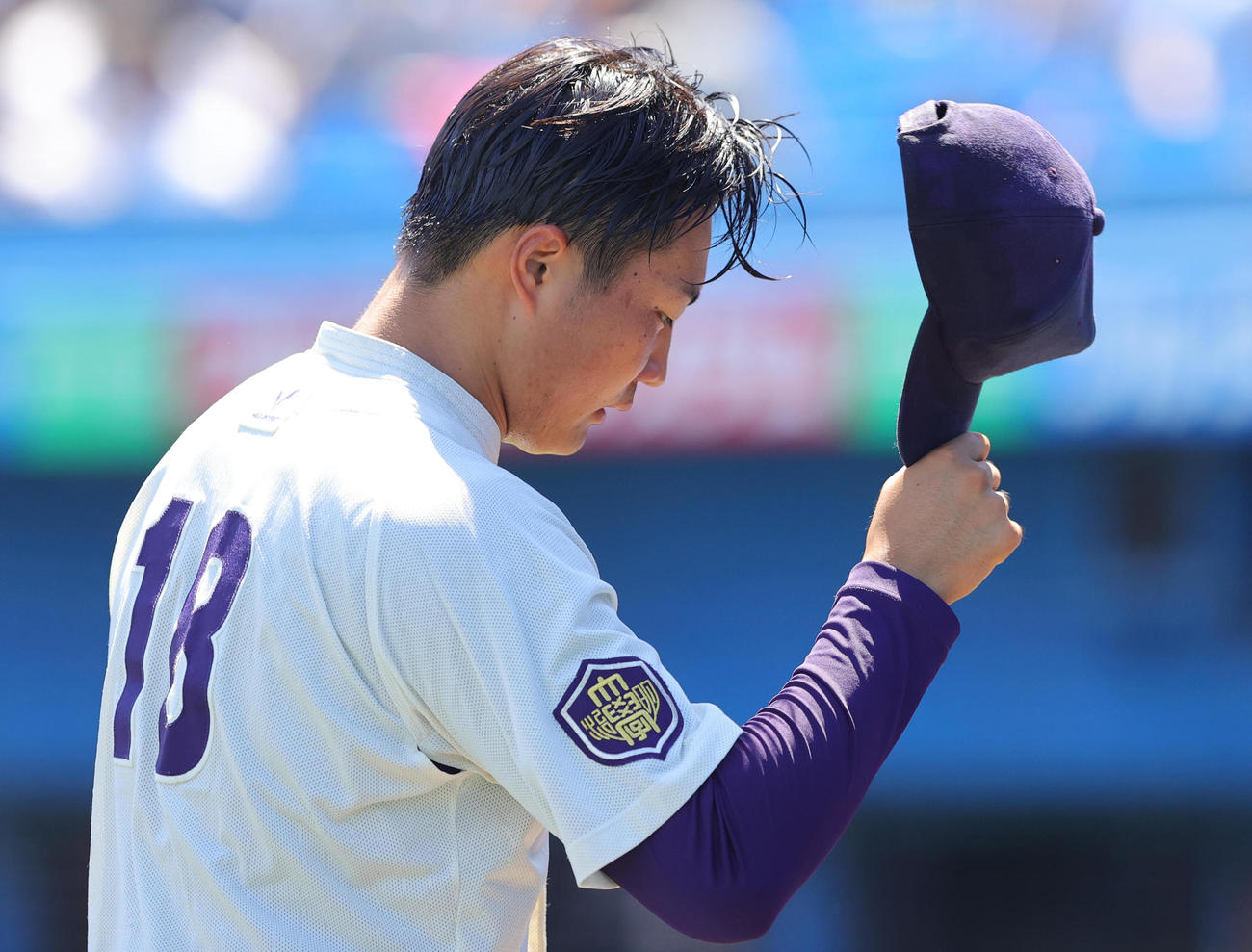 明大対東大　3回を終えベンチに戻る明大先発の村田（撮影・野上伸悟）