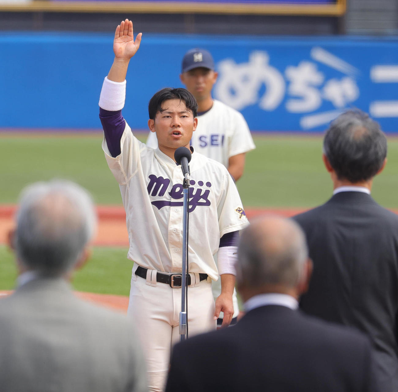 明大対東大　開会式で選手宣誓を行う明大・村松主将（撮影・野上伸悟）