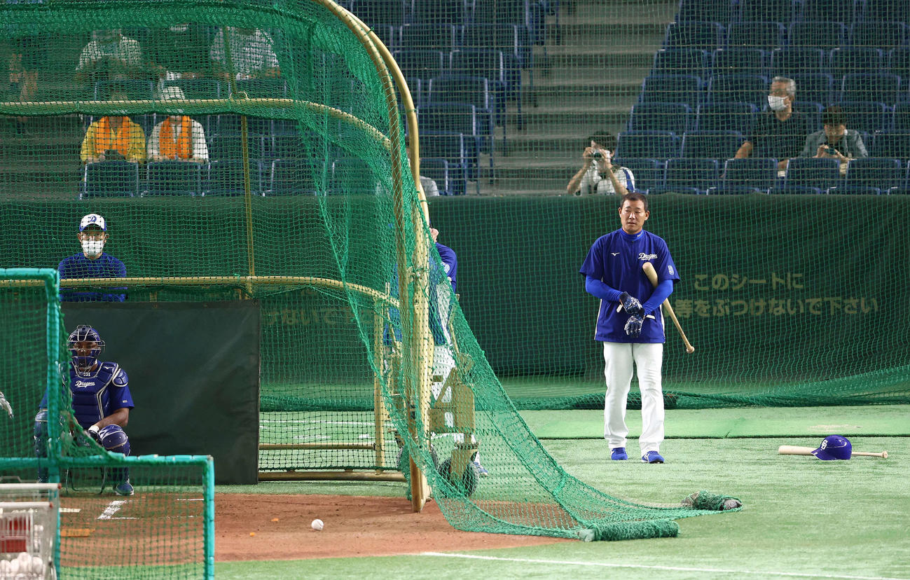 巨人対中日　試合前、打撃練習に臨む中日福留（右）（撮影・河田真司）