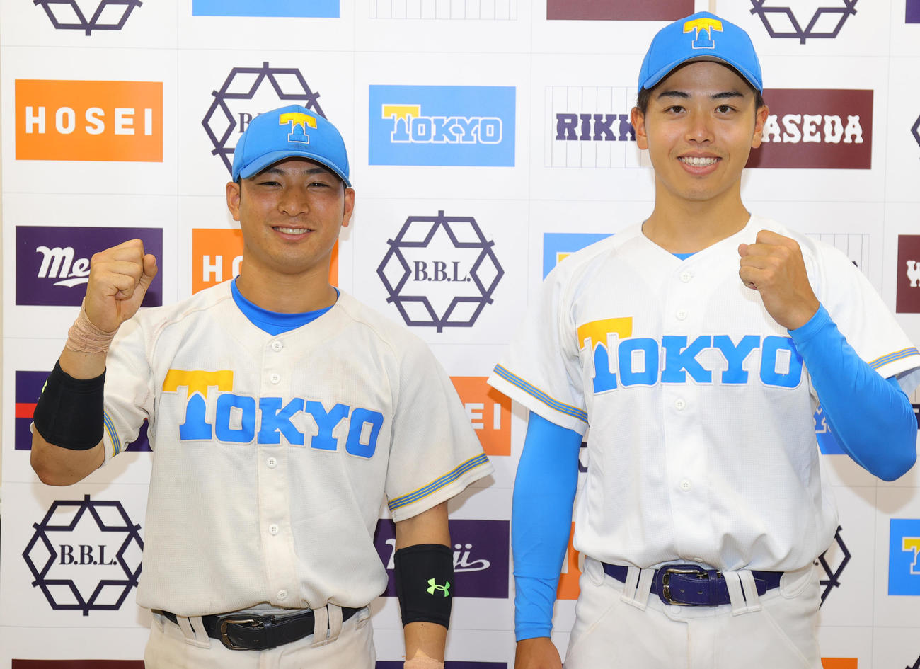 明大対東大　プロ志望届を提出した東大・阿久津（左）と井沢は、2戦目に向け笑顔でガッツポーズ（撮影・野上伸悟）
