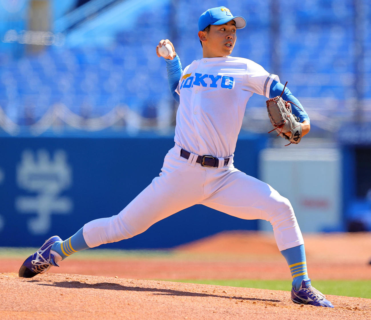 明大対東大　力投する東大先発の井沢（撮影・野上伸悟）