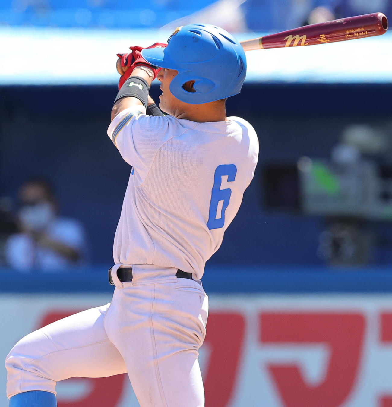 明大対東大　3回裏東大2死二塁、右適時二塁打を放つ阿久津（撮影・野上伸悟）