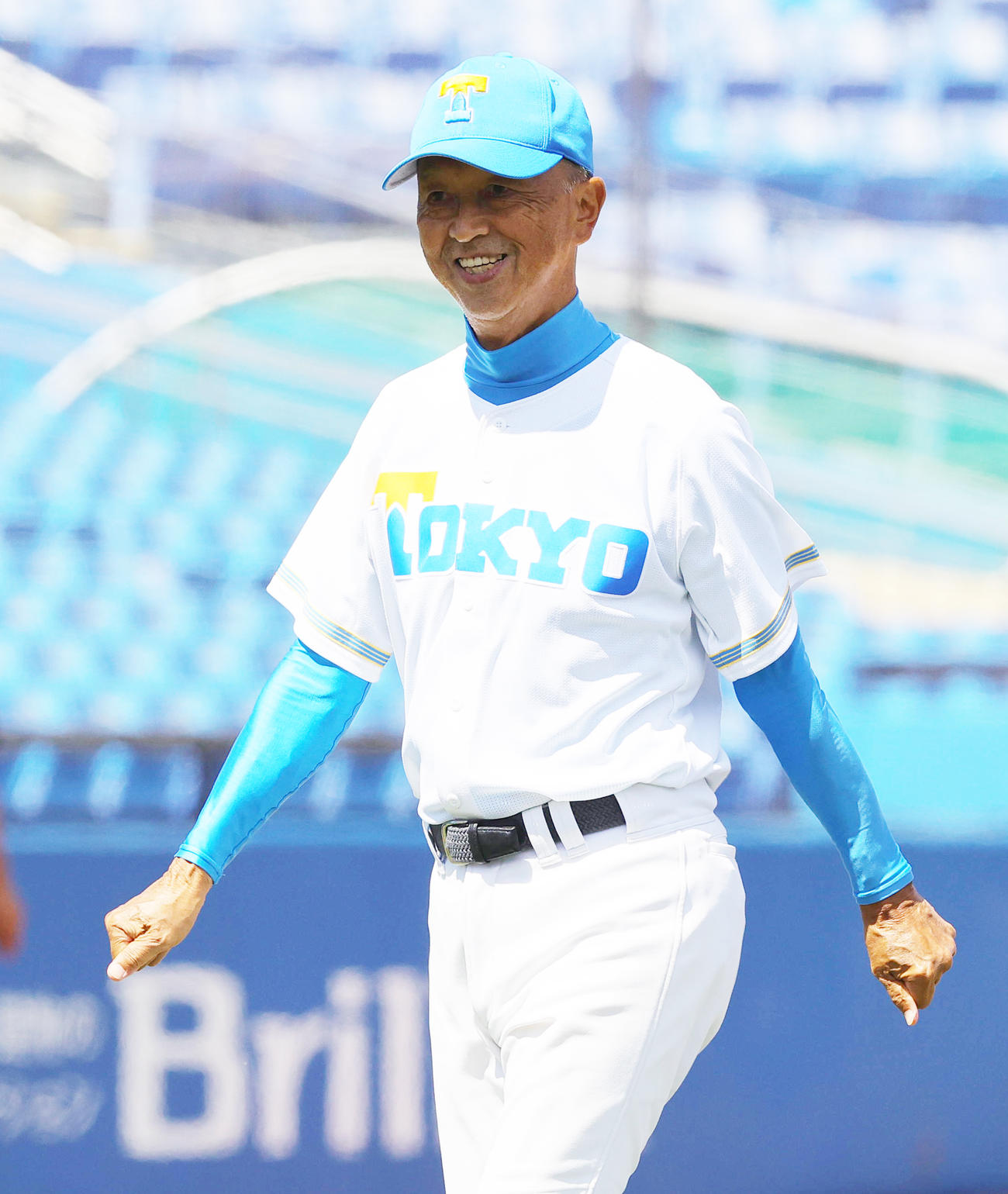明大対東大　笑顔を見せる東大・井手監督（撮影・野上伸悟）