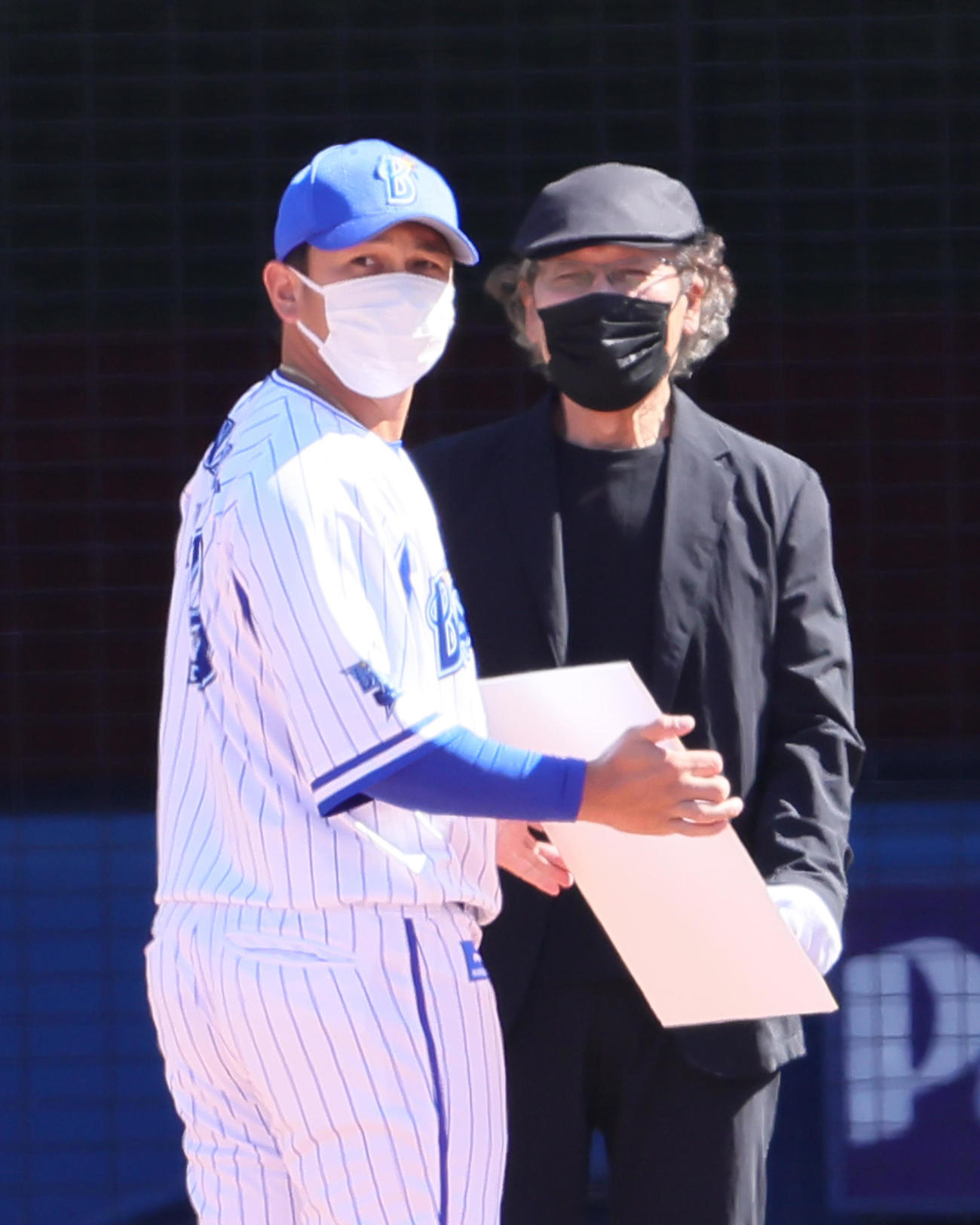 8月の活躍に対し吉田類氏（右）から表彰されるDeNA山崎（撮影・足立雅史）