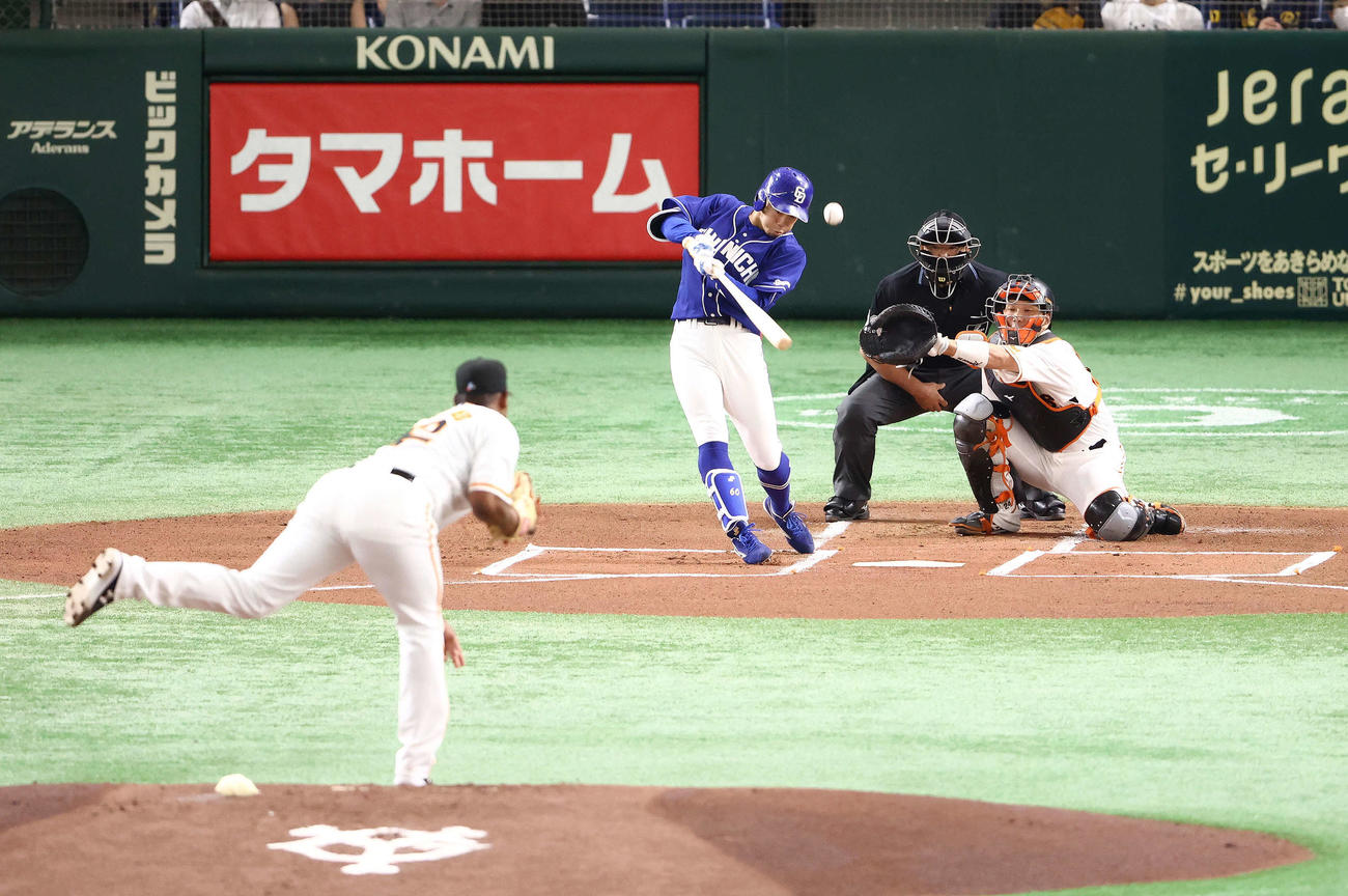 巨人対中日　1回表中日無死、中前二塁打を放つ岡林。投手メルセデス（撮影・河田真司）