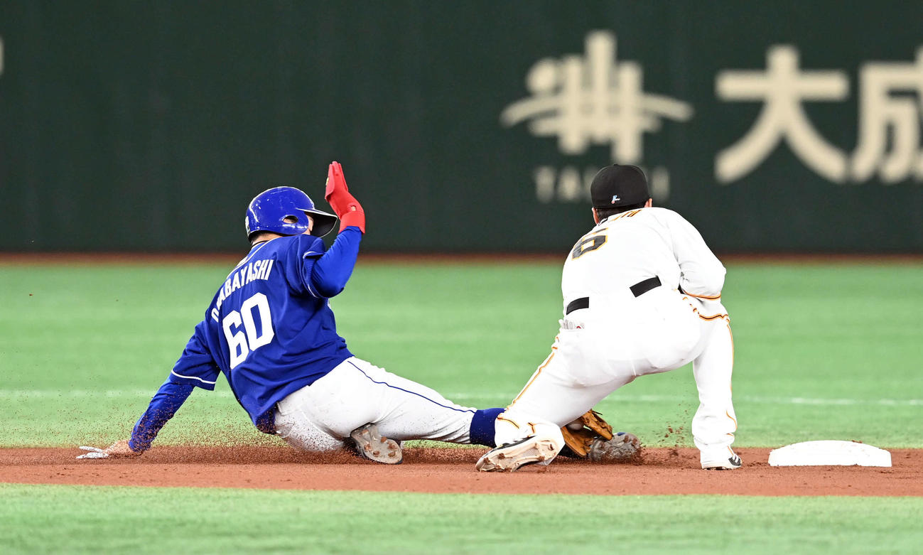 巨人対中日　1回表中日無死二塁、飛び出した岡林は帰塁出来ずアウト（撮影・たえ見朱実）