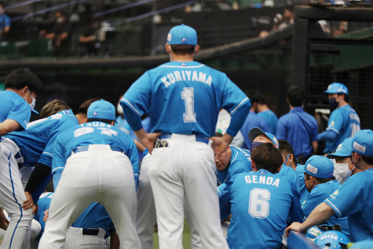 西武対日本ハム　試合前の円陣で声出しする古賀（右）（撮影・狩俣裕三）