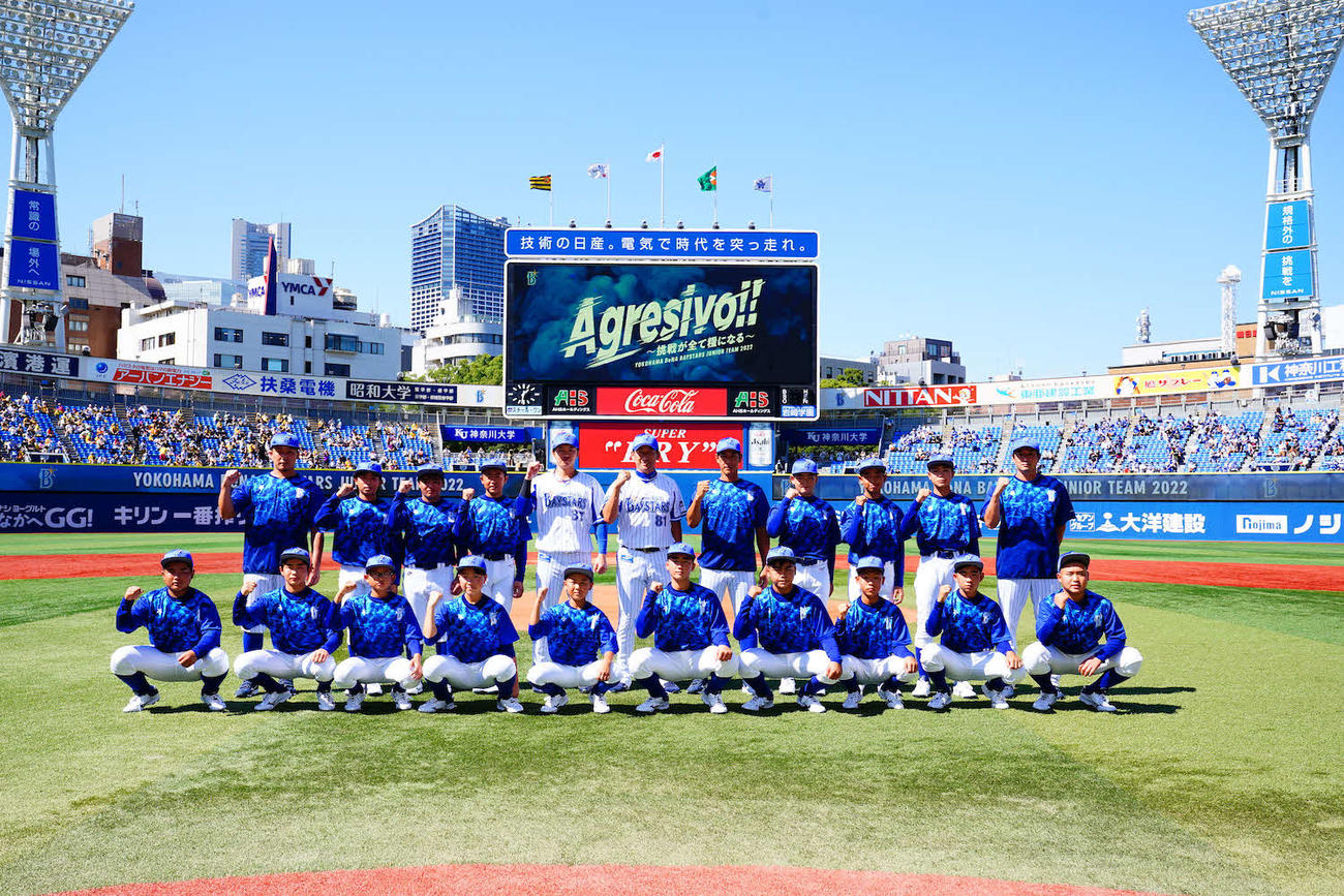 NPB12球団ジュニアトーナメントに出場するDeNAベイスターズジュニアのメンバーと楠本と三浦監督（球団提供）