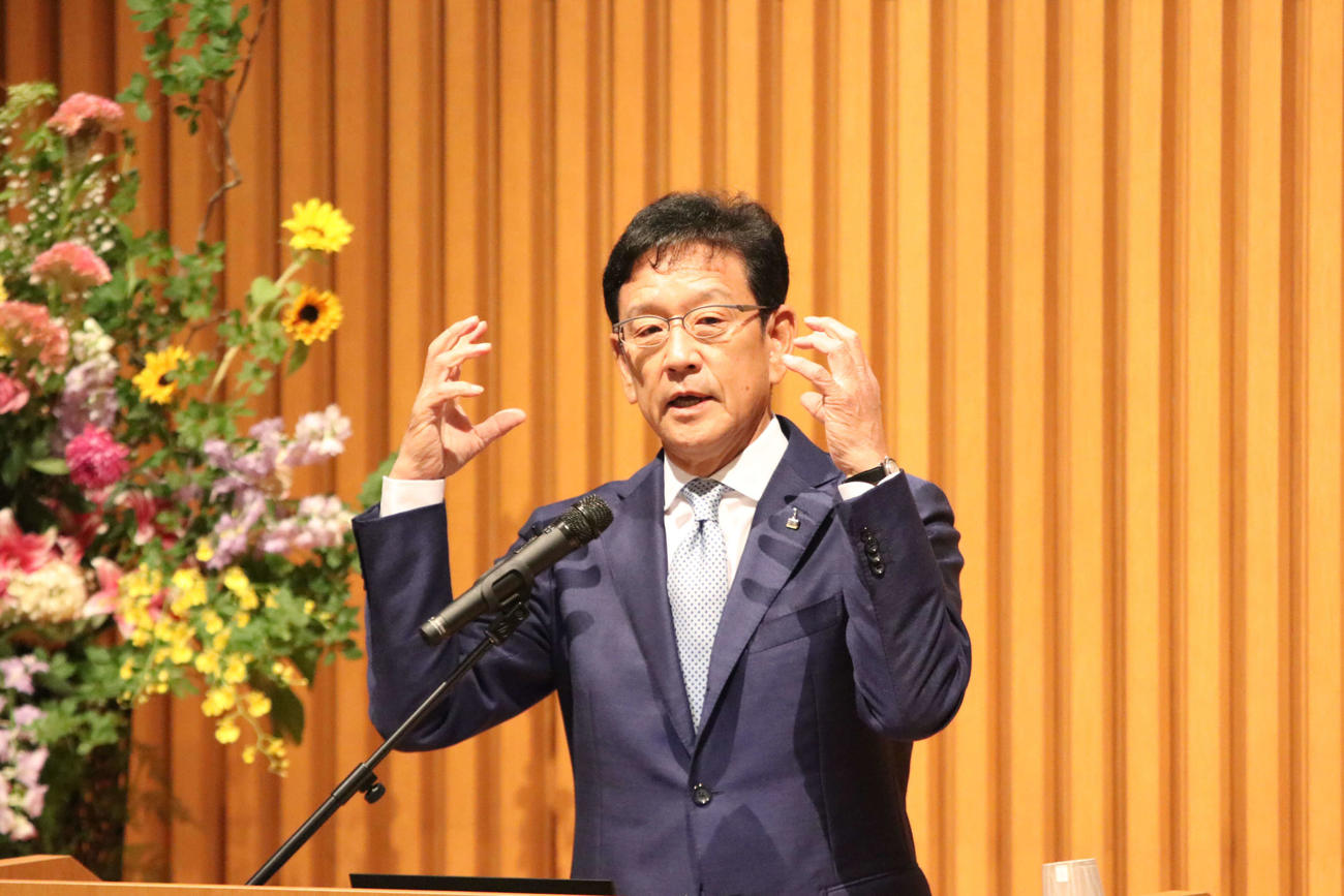札幌国際大で講演を行った侍ジャパン栗山監督（撮影・山崎純一）