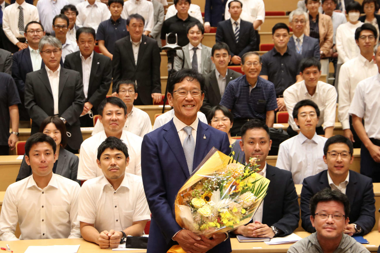 札幌国際大で講演を行い、参加者らとともに記念撮影に応じる侍ジャパン栗山監督（撮影・山崎純一）