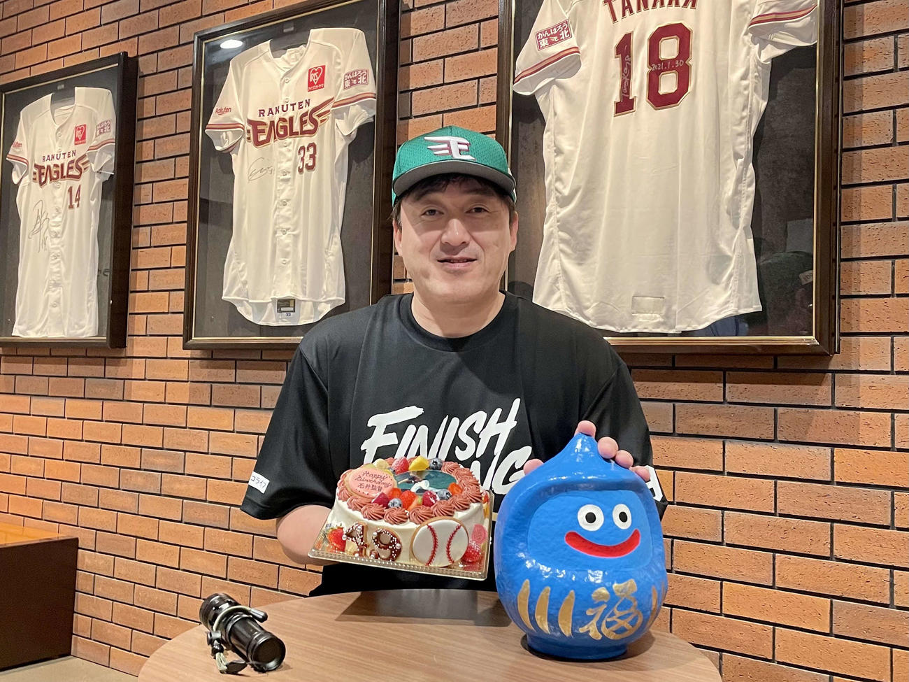 9日に49歳の誕生日を迎え、報道陣からの誕生日プレゼントを手に笑顔の楽天石井一久GM兼監督（楽天野球団提供）